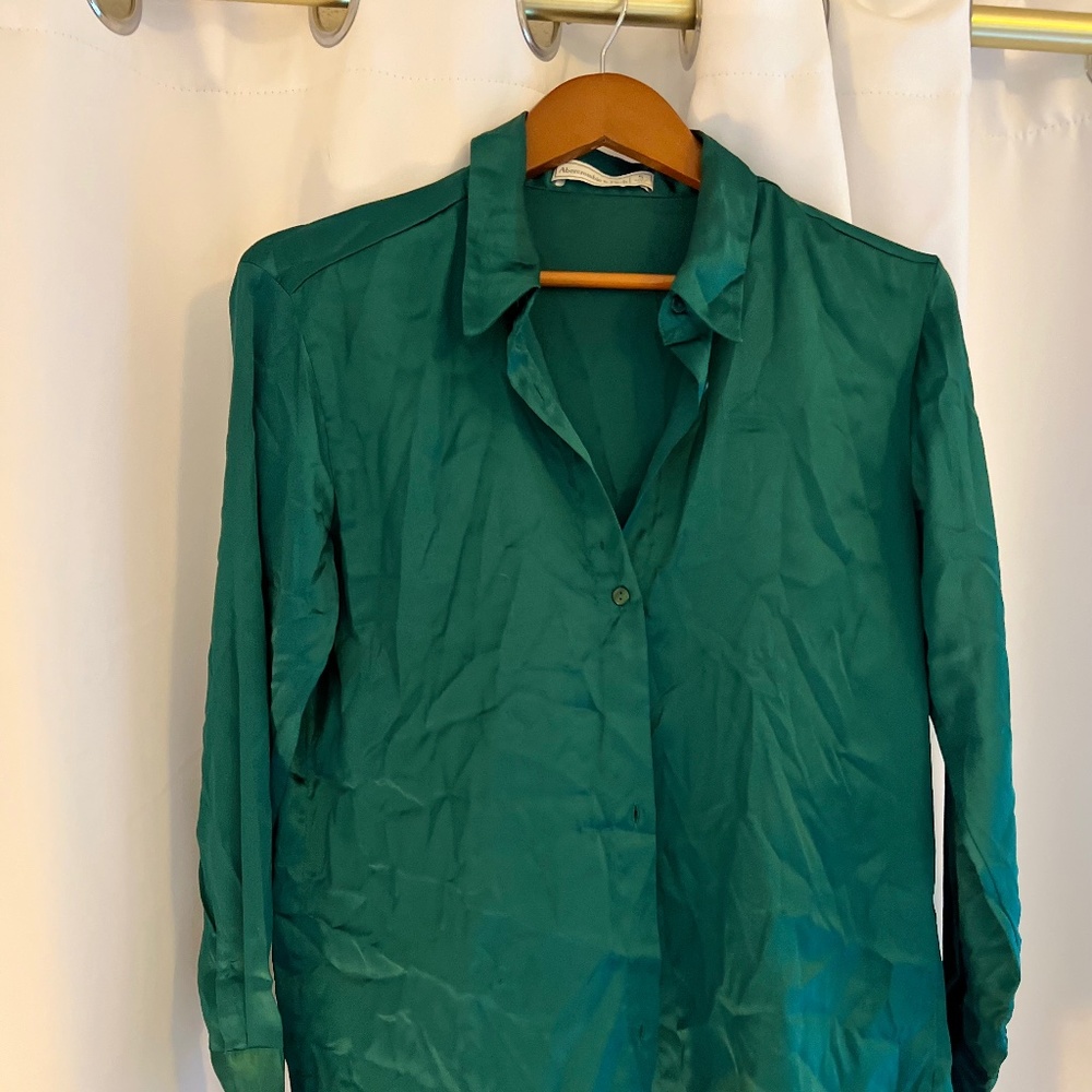 ABERCROMBIE AND FITCH SATIN BLOUSE
